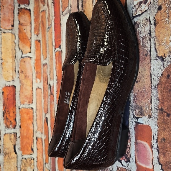 Clark's Timeless Fark Brown Crocodile Pattent Leather Slip On Loafer Size 9W - Picture 5 of 7